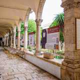 La struttura quadrangolare � costituita da raffinati colonnati voltati a crociera con arcate a tutto sesto